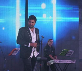 تشکر محمد علیزاده از فرزاد حسنی در کنسرت
